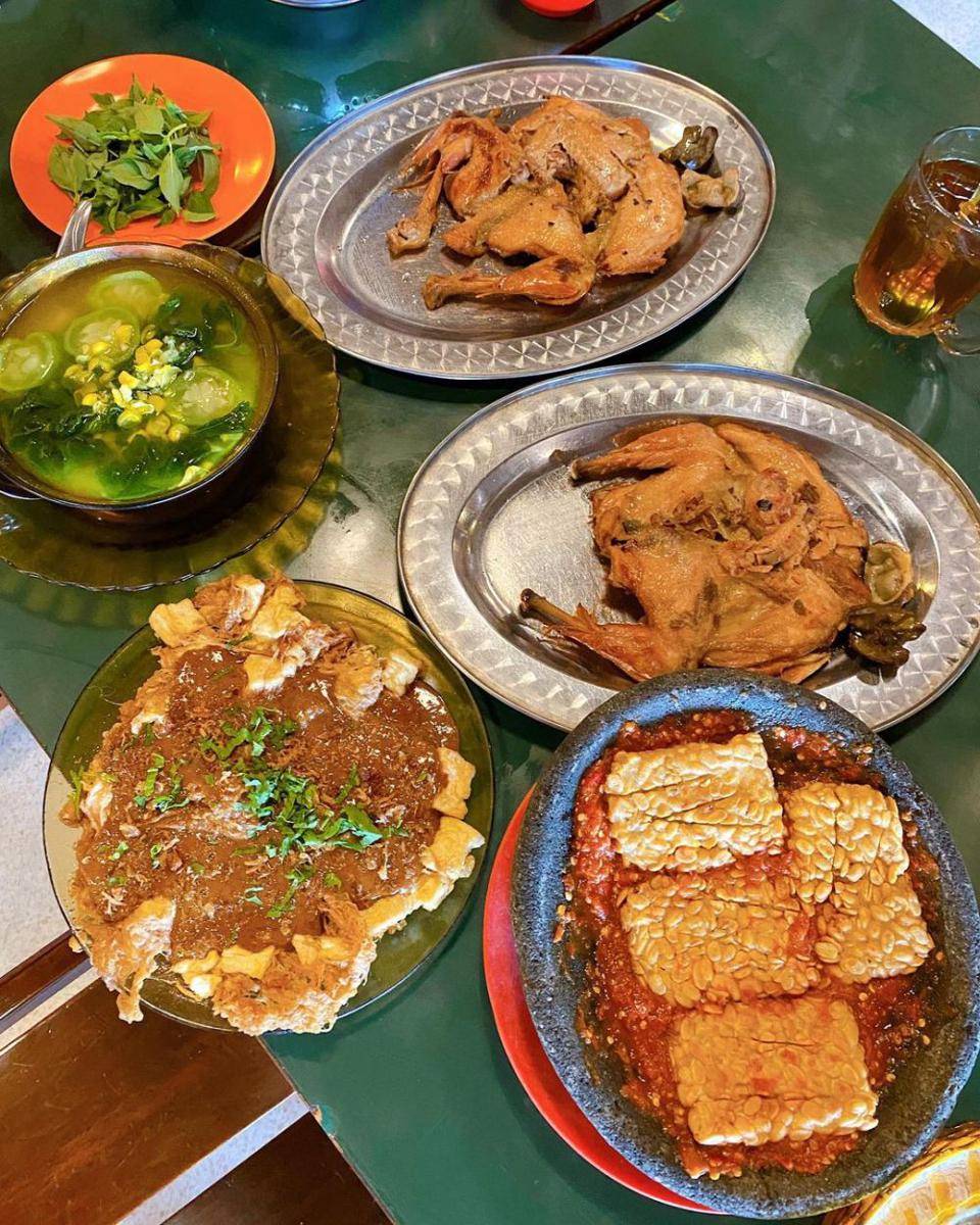 Aneka menu yang ada di Sri Istana Ayam Goreng. Instagram/sbyfoodscientist