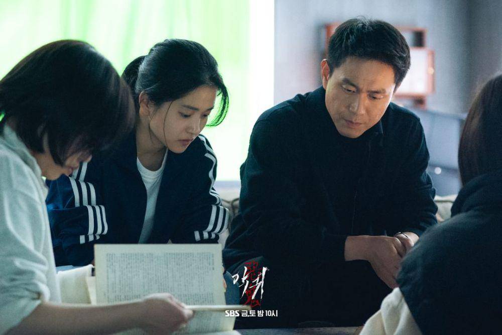 cast drama Revenant di balik layar (instagram.com/sbsdrama.official)
