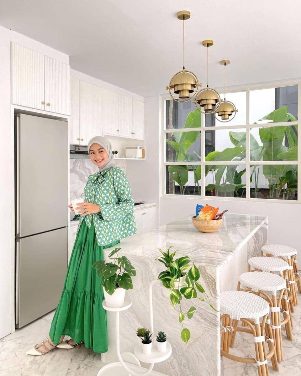 OOTD hijab warna cerah ala Indah Nada (instagram.com/indahnadapuspita)