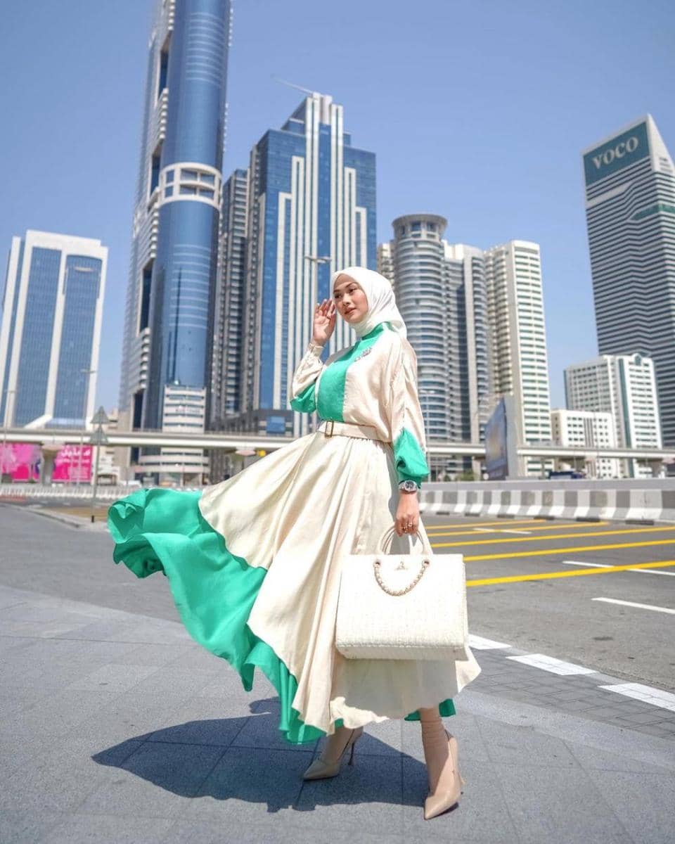 OOTD hijab warna cerah ala Indah Nada (instagram.com/indahnadapuspita)