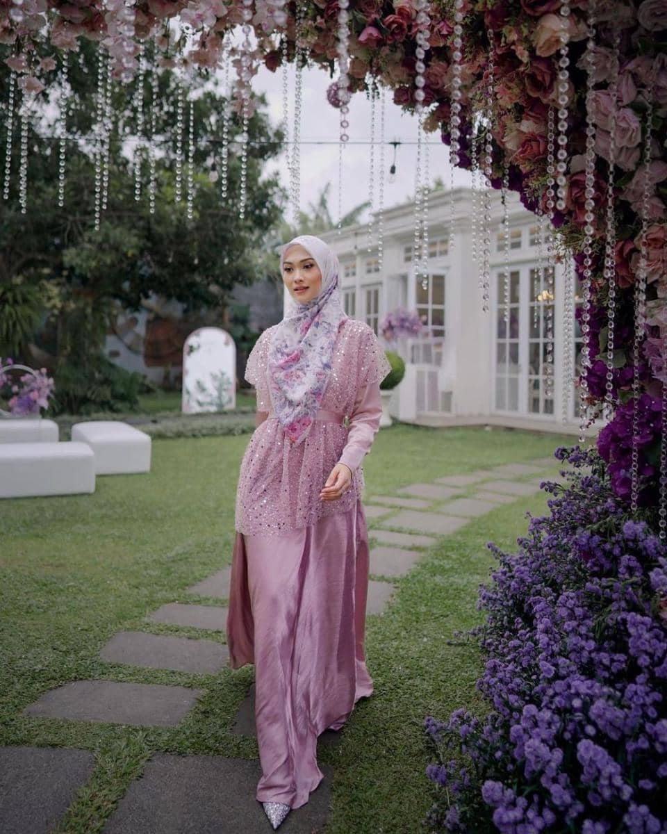 OOTD hijab warna cerah ala Indah Nada (instagram.com/indahnadapuspita)