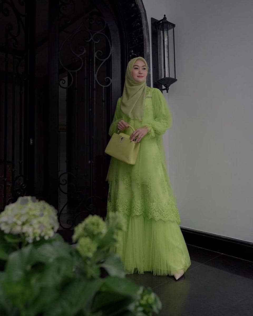 OOTD hijab warna cerah ala Indah Nada (instagram.com/indahnadapuspita)