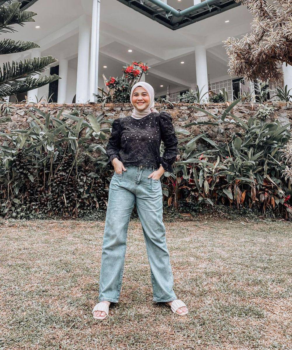 mix and match celana jeans simpel ala Kesha Ratuliu (instagram.com/kesharatuliu05)