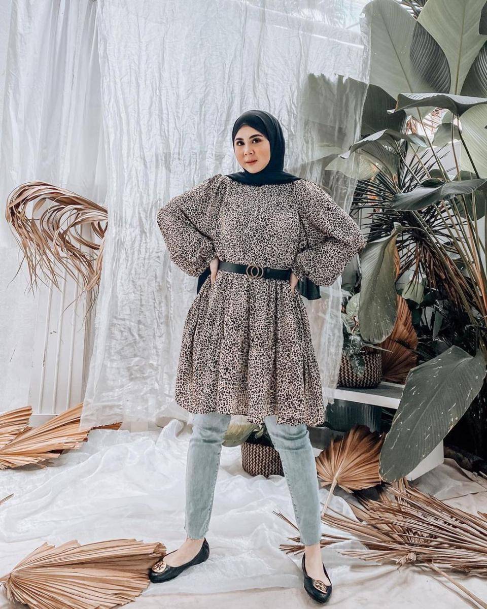 mix and match celana jeans simpel ala Kesha Ratuliu (instagram.com/kesharatuliu05)