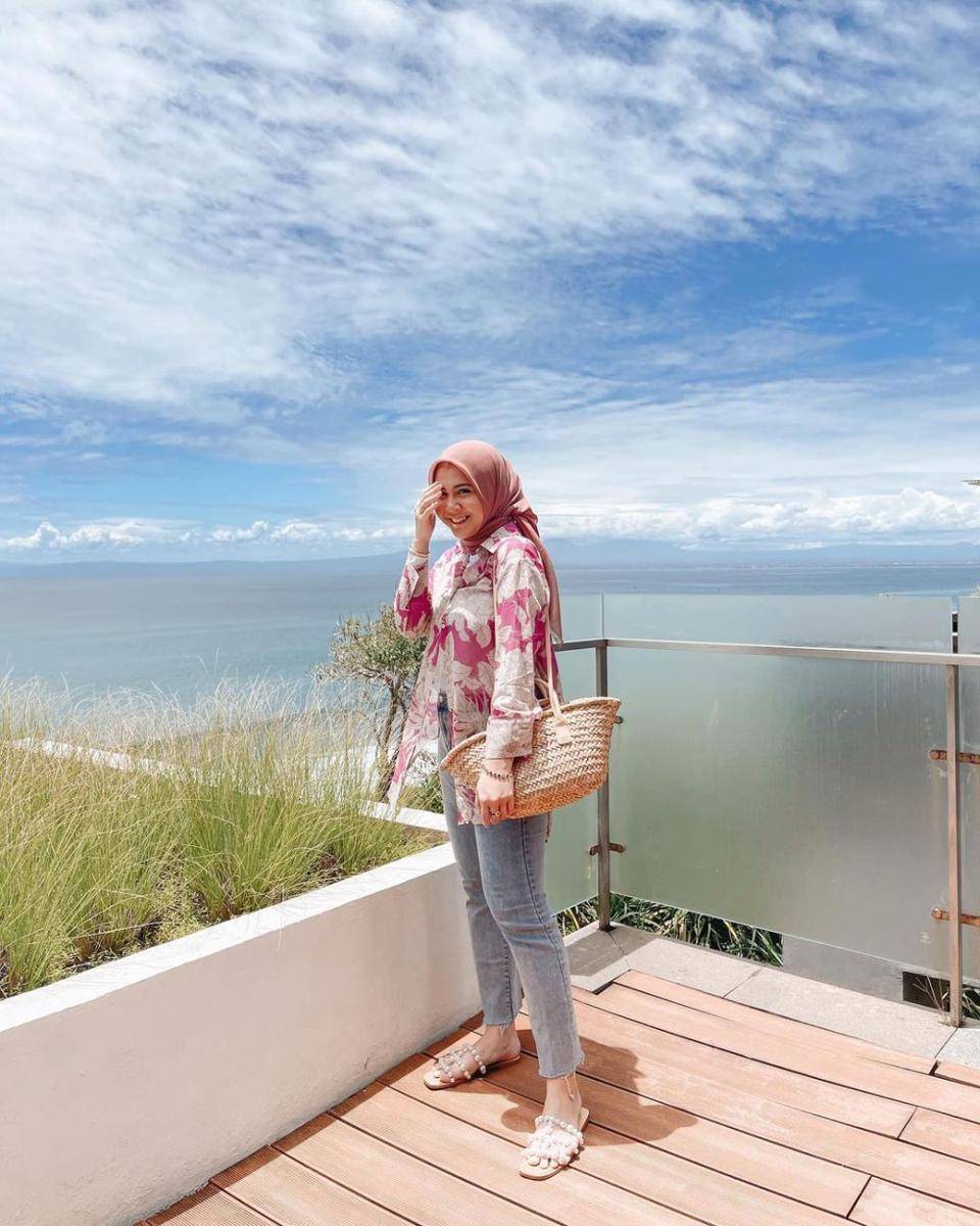 mix and match celana jeans simpel ala Kesha Ratuliu (instagram.com/kesharatuliu05)
