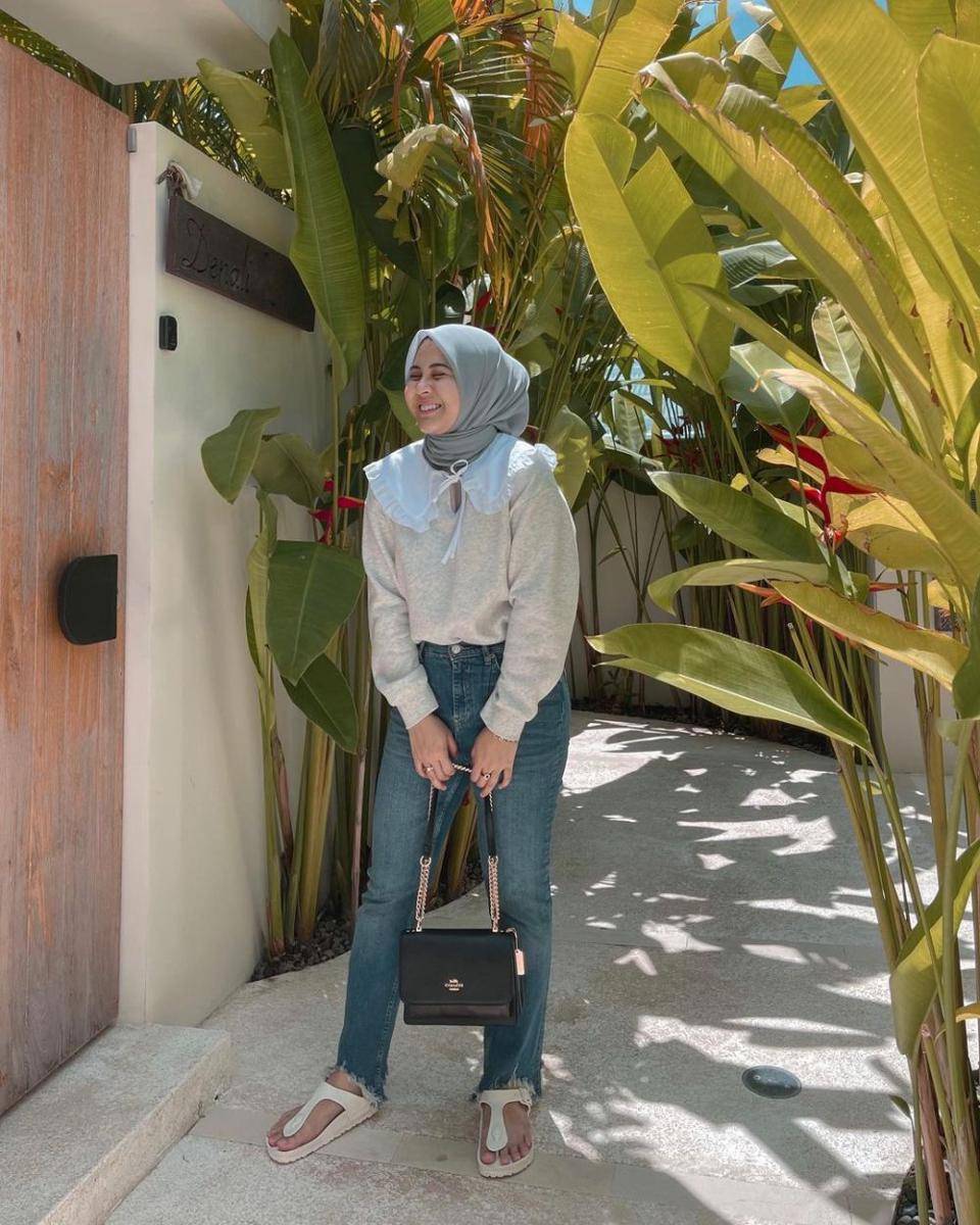 mix and match celana jeans simpel ala Kesha Ratuliu (instagram.com/kesharatuliu05)
