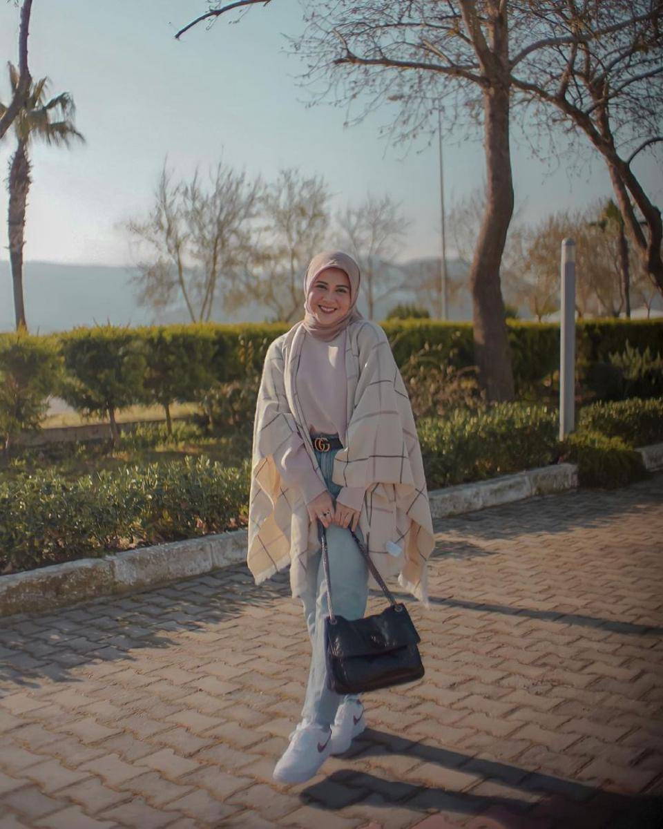 mix and match celana jeans simpel ala Kesha Ratuliu (instagram.com/kesharatuliu05)