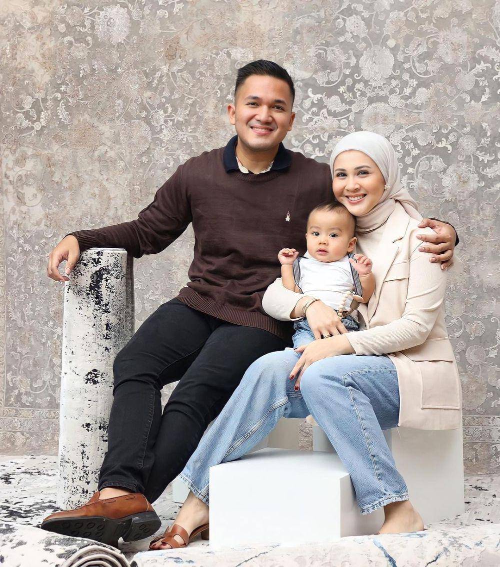 mix and match celana jeans simpel ala Kesha Ratuliu (instagram.com/kesharatuliu05)