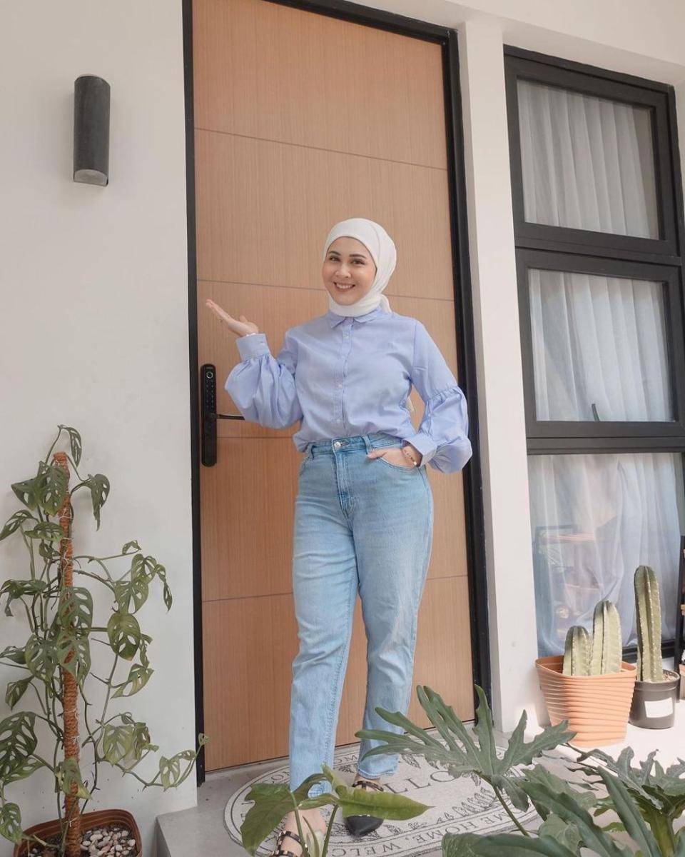 mix and match celana jeans simpel ala Kesha Ratuliu (instagram.com/kesharatuliu05)