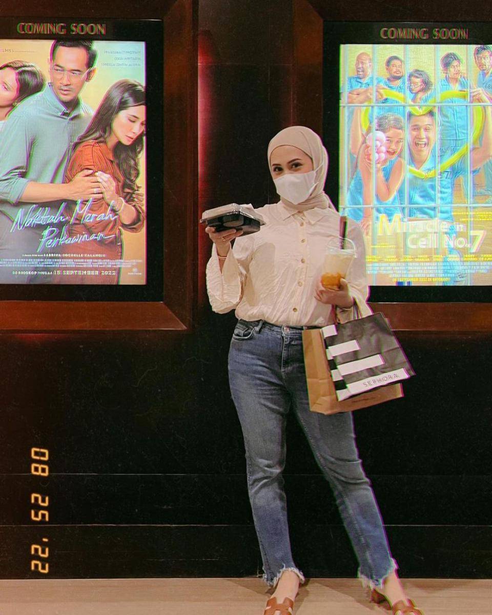 mix and match celana jeans simpel ala Kesha Ratuliu (instagram.com/kesharatuliu05)
