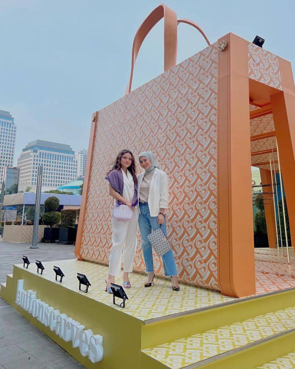 mix and match celana jeans simpel ala Kesha Ratuliu (instagram.com/kesharatuliu05)