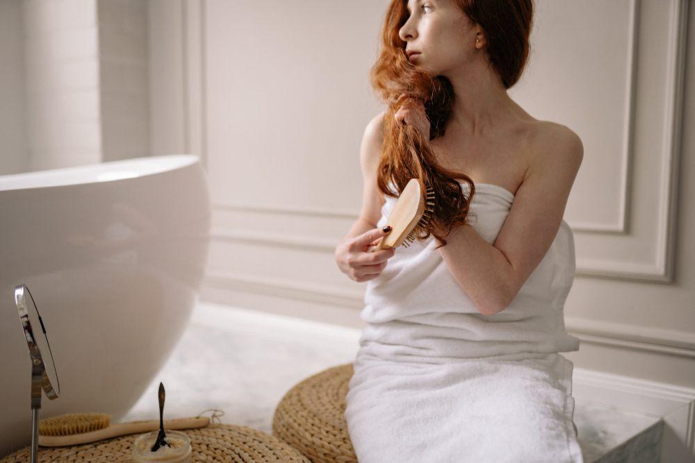 6 Tips Ampuh Merawat Rambut Rontok dari Luar dan Dalam!