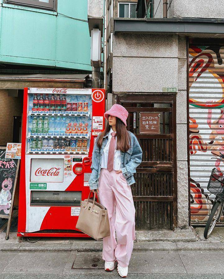 ootd hangout pink (instagram.com/anazsiantar)