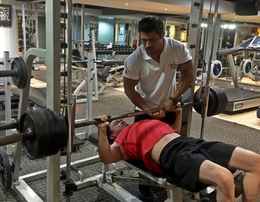 Tips Angkat Beban di Gym Agar Tidak Cedera