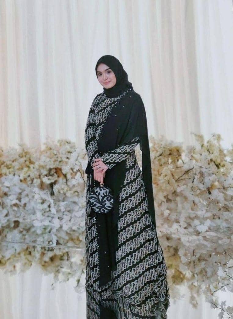 Dress motif monokrom (instagram.com/Vebbypalwinta)