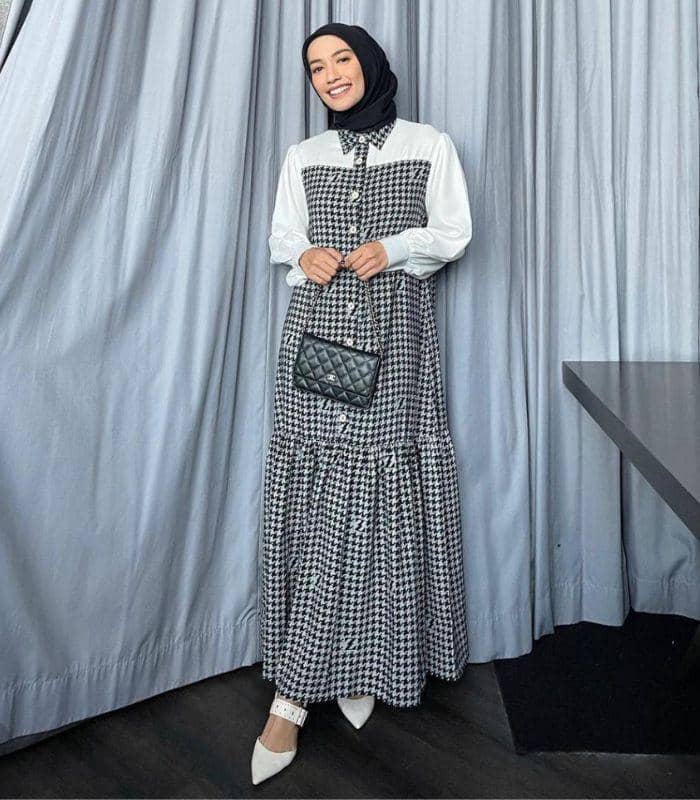 Dress motif monokrom (instagram.com/megaiskanti)