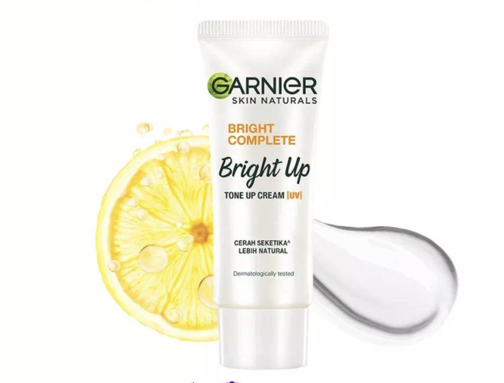 Garnier Light Complete Bright Up Tone Up Cream (shopee.co.id/garnierindonesia)