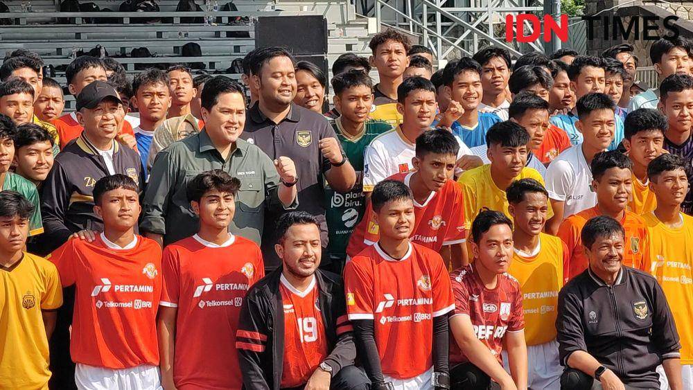 Ketum PSSI Erick Thohir saat meninjau seleksi pemain Timnas U-17. (IDN Times/Larasati Rey)