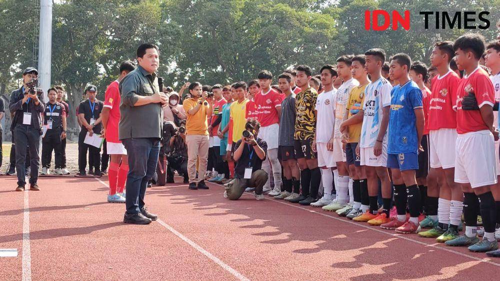 Ketum PSSI Erick Thohir saat meninjau seleksi pemain Timnas U-17. (IDN Times/Larasati Rey)