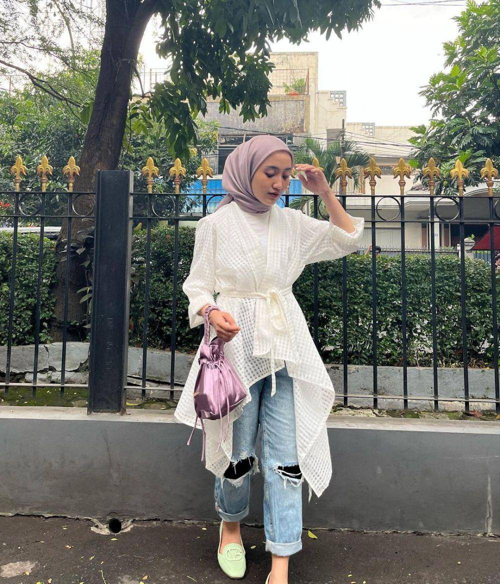 Atasan lace dan jeans (instagram.com/thafanyads)