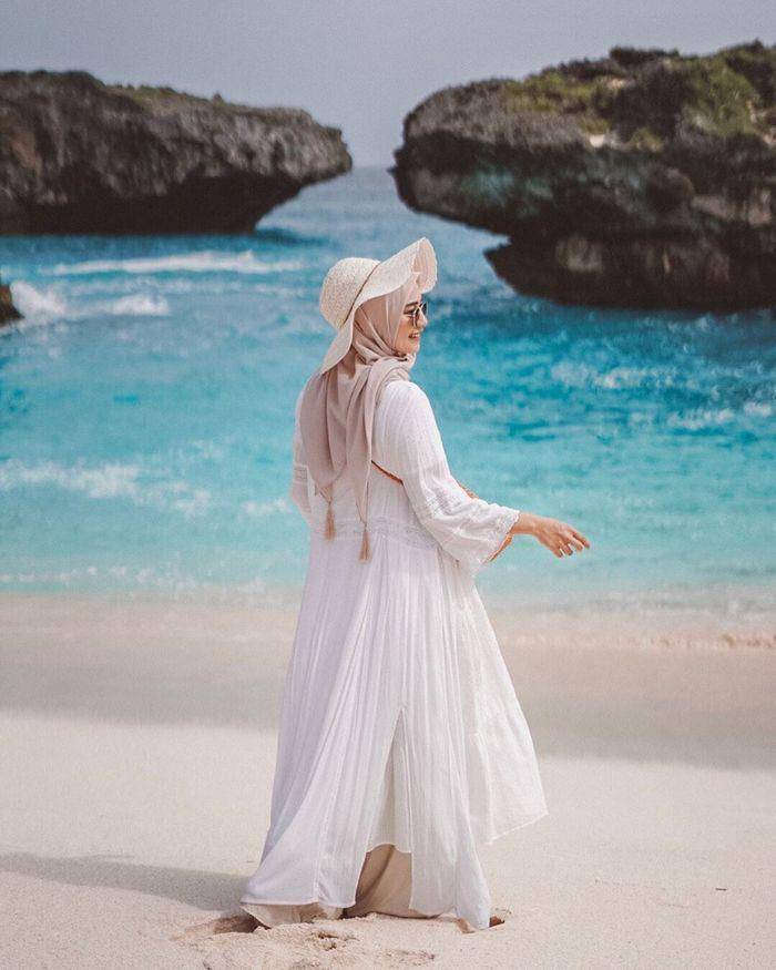 style topi pantai (Instagram.com/megaiskanti)