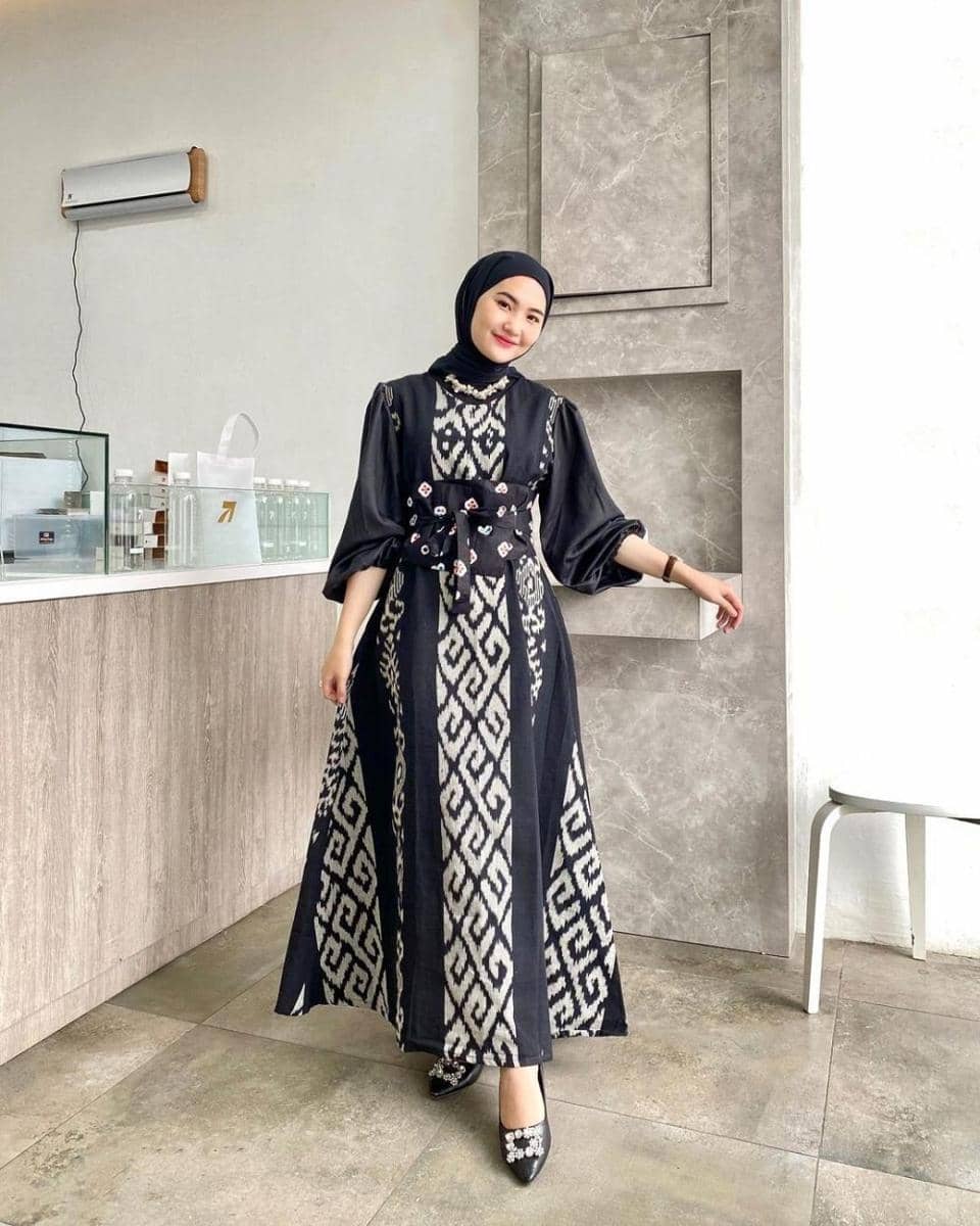 Dress motif monokrom (instagram.com/ootdkondangankece)