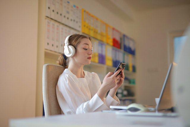 5 Cara Menyikapi Chat Doi yang Sering Dry Texting