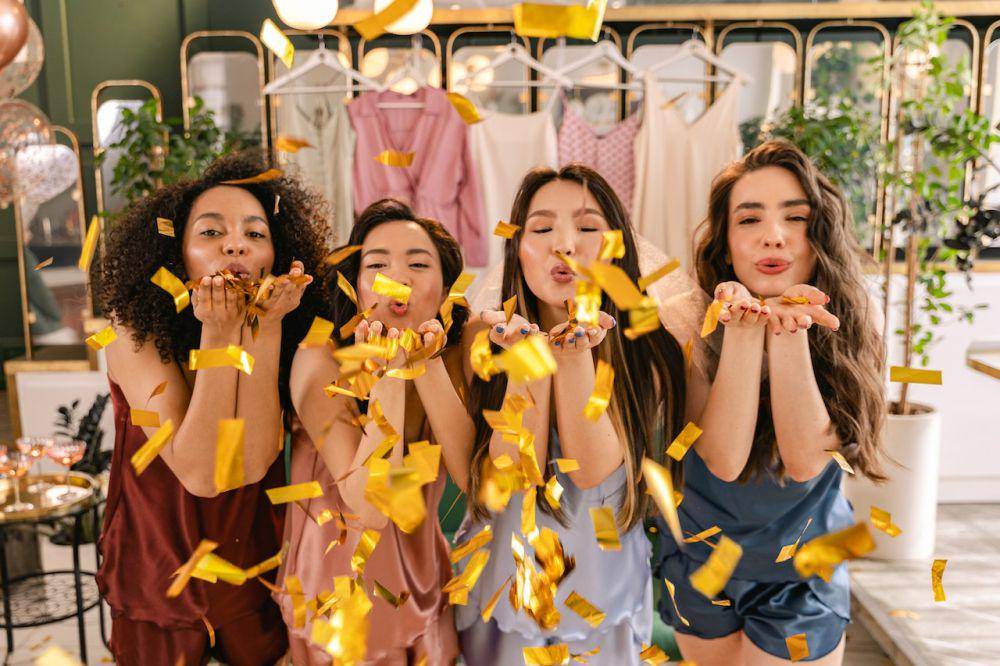 ilustrasi girls night out (pexels.com/Antoni Shkraba)