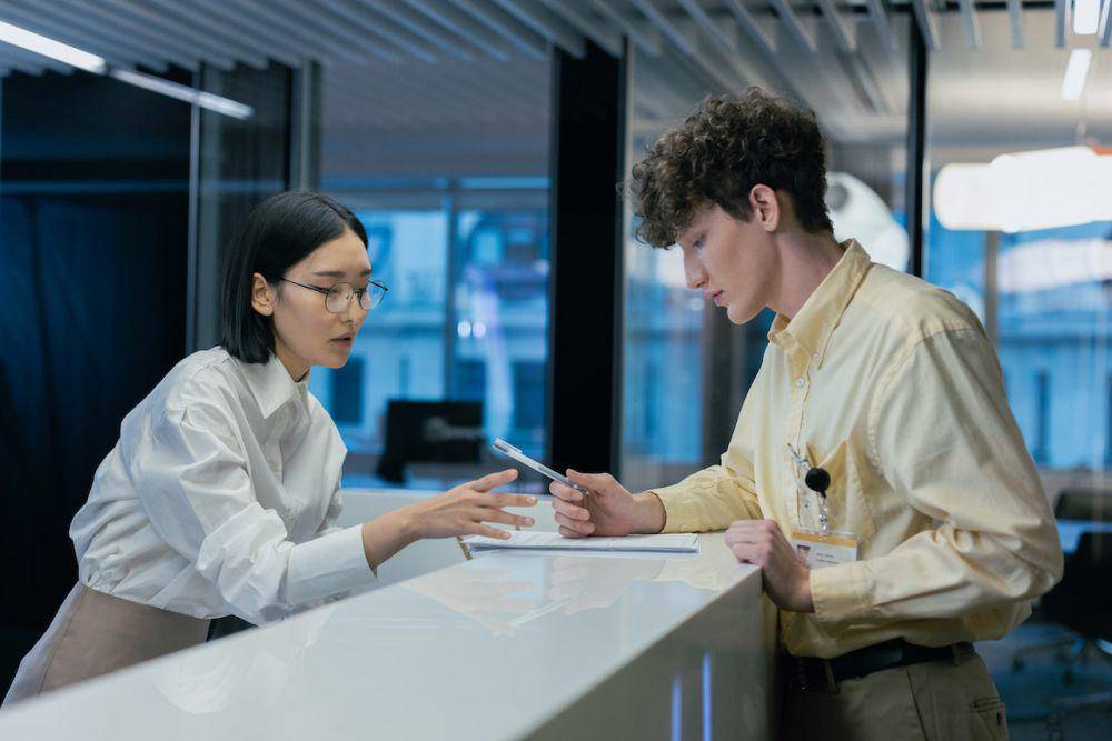 ilustrasi proses check-in hotel (pexels.com/cottonbro studio)