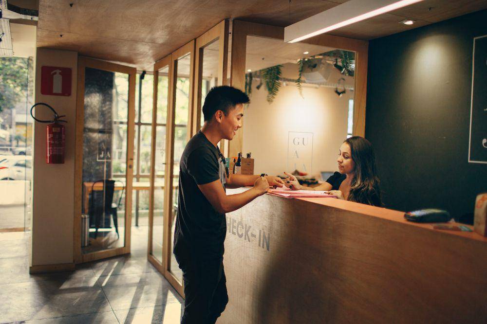 ilustrasi proses check-in hotel  (pexels.com/Helena Lopes)