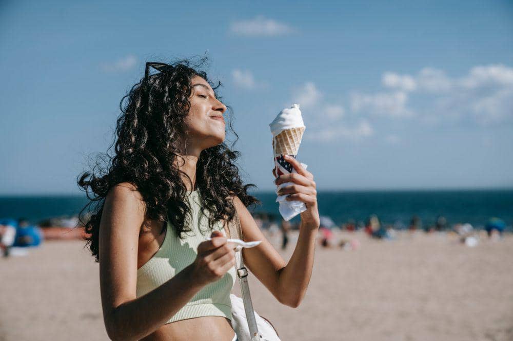 ilustrasi makan es krim di siang hari (pexels.com/Katya Wolf)