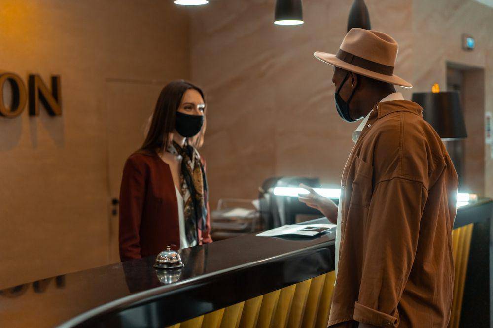 ilustrasi proses check-in hotel (pexels.com/Mikhail Nilov)