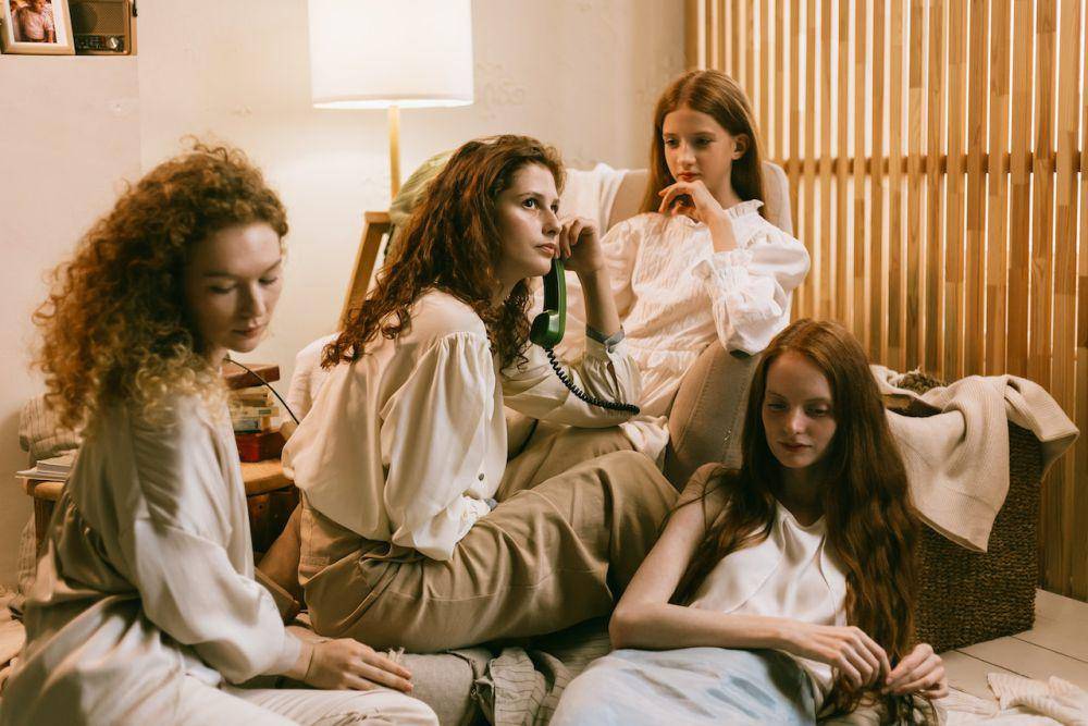 ilustrasi girls night out (pexels.com/Ron Lach)