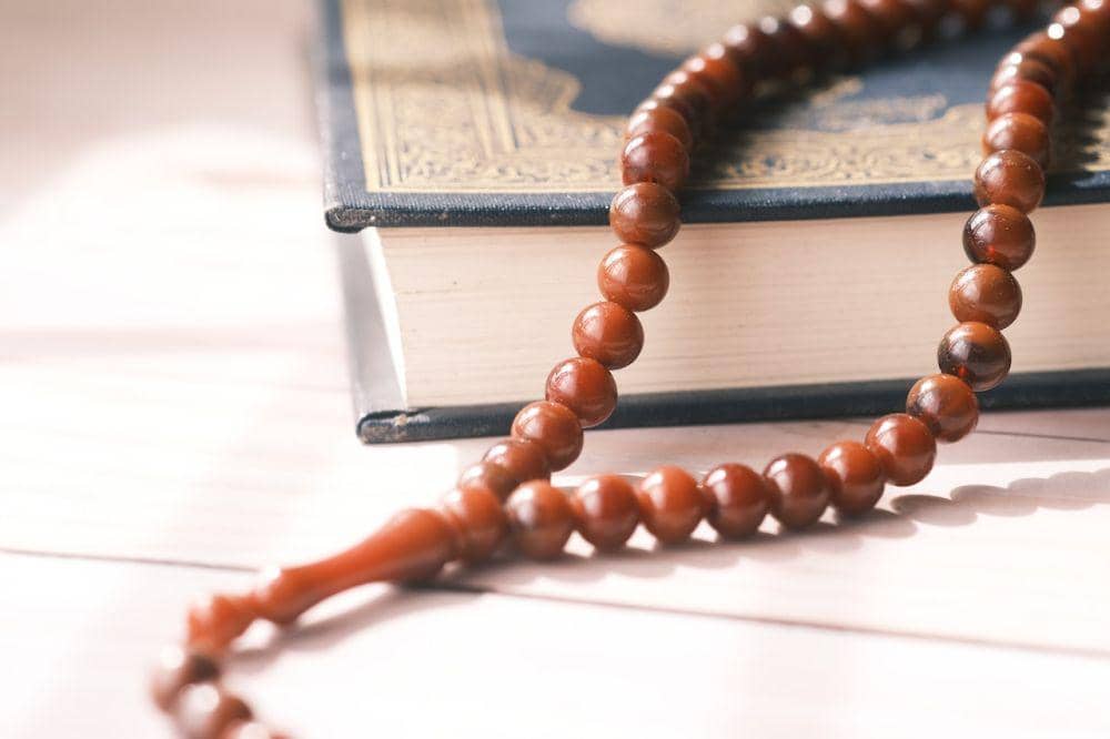 Ilustrasi tasbih dan Al-Qur'an (pexels.com/Towfiqu barbhuiya)