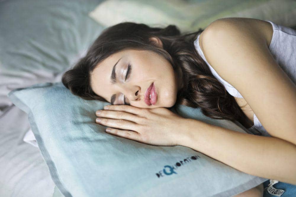 Potret orang sedang tidur pulas (unsplash.com/bruce mars)