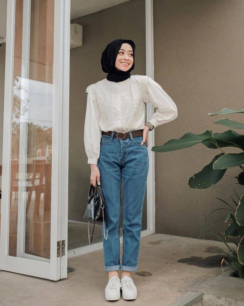 Atasan lace dan jeans (instagram.com/meiraniap)
