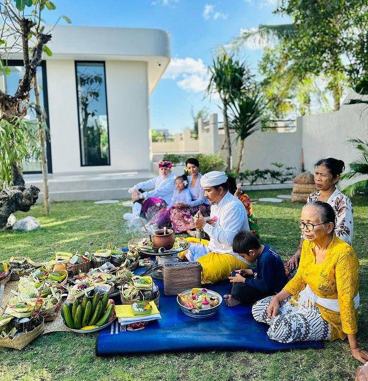 Melaspas di rumah Farah Quinn (Instagram.com/farahquinnofficial)