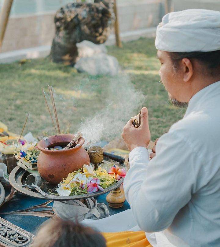 Melaspas di rumah Farah Quinn (Instagram.com/farahquinnofficial)