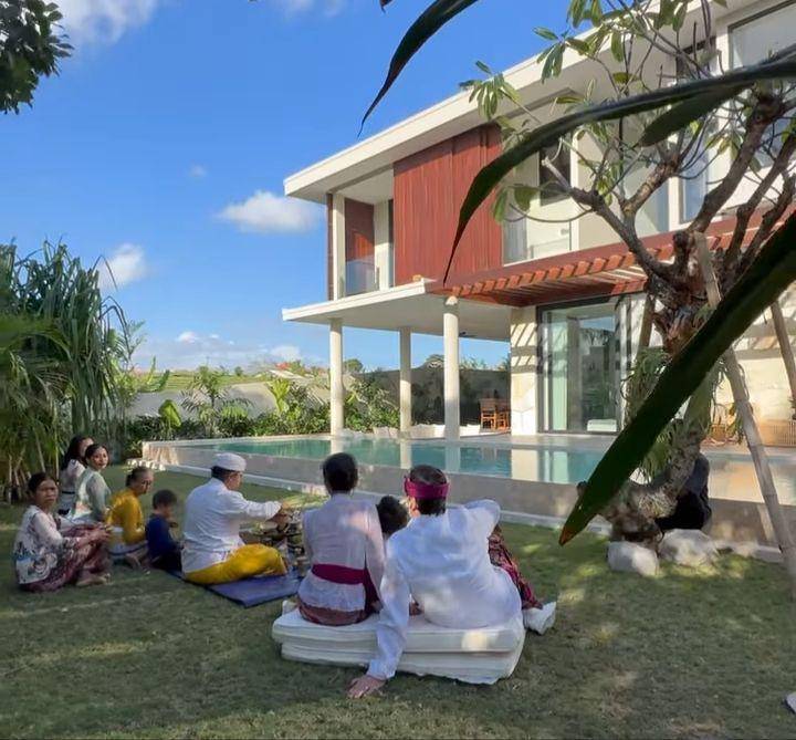 Melaspas di rumah Farah Quinn (Instagram.com/farahquinnofficial)