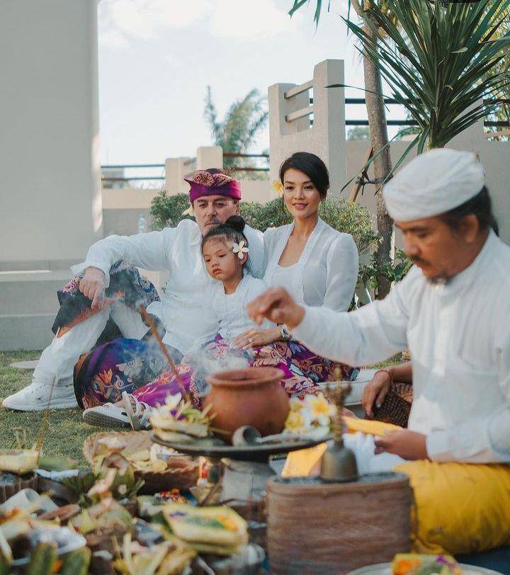 Melaspas di rumah Farah Quinn (Instagram.com/farahquinnofficial)