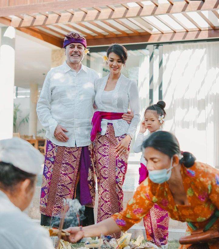 Melaspas di rumah Farah Quinn (Instagram.com/farahquinnofficial)