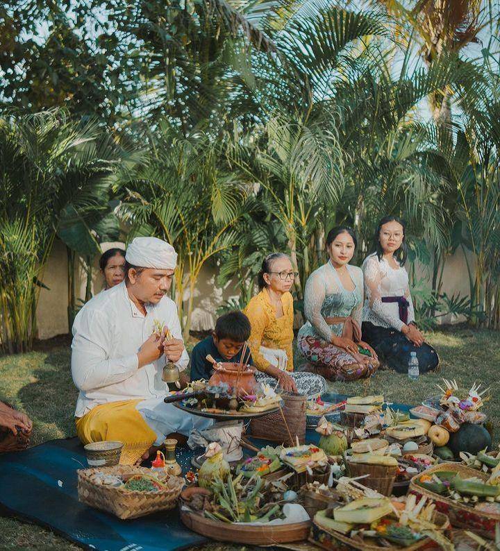 Melaspas di rumah Farah Quinn (Instagram.com/farahquinnofficial)