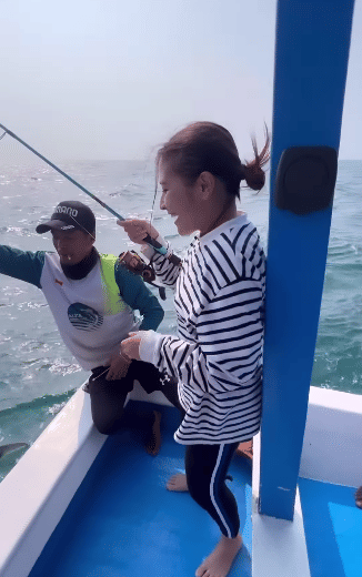 potret Prilly Latuconsina mancing di tengah laut (instagram.com/prillylatuconsina96)