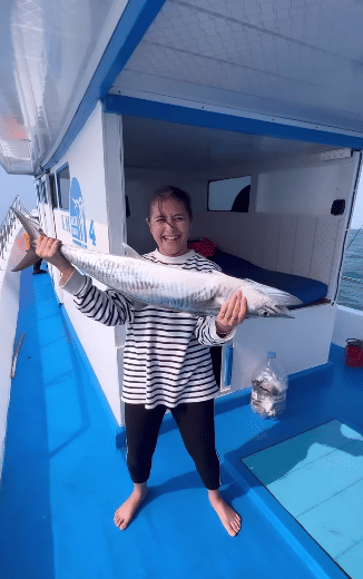 potret Prilly Latuconsina mancing di tengah laut (instagram.com/prillylatuconsina96)