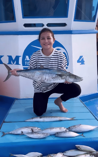 potret Prilly Latuconsina mancing di tengah laut (instagram.com/prillylatuconsina96)