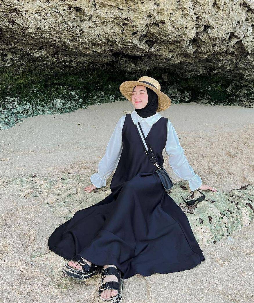Styling topi pantai (instagram.com/nindiarst21)