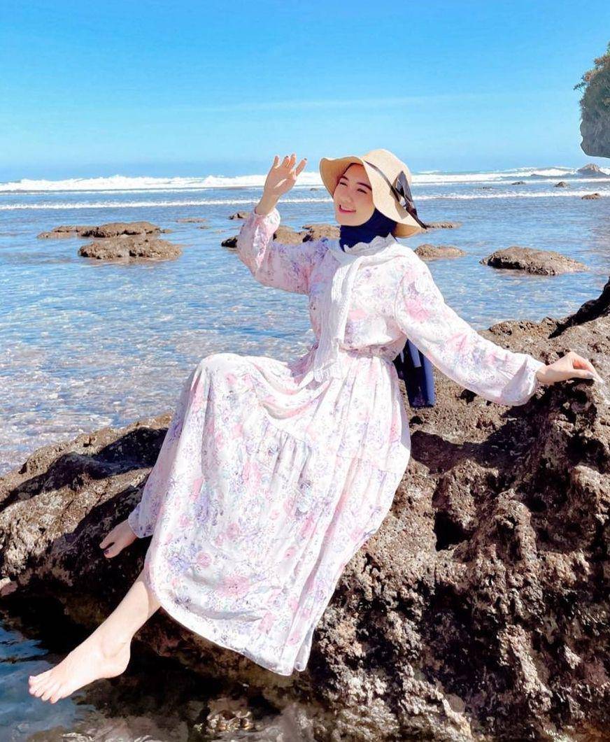 Styling topi pantai (instagram.com/nindiarst21)