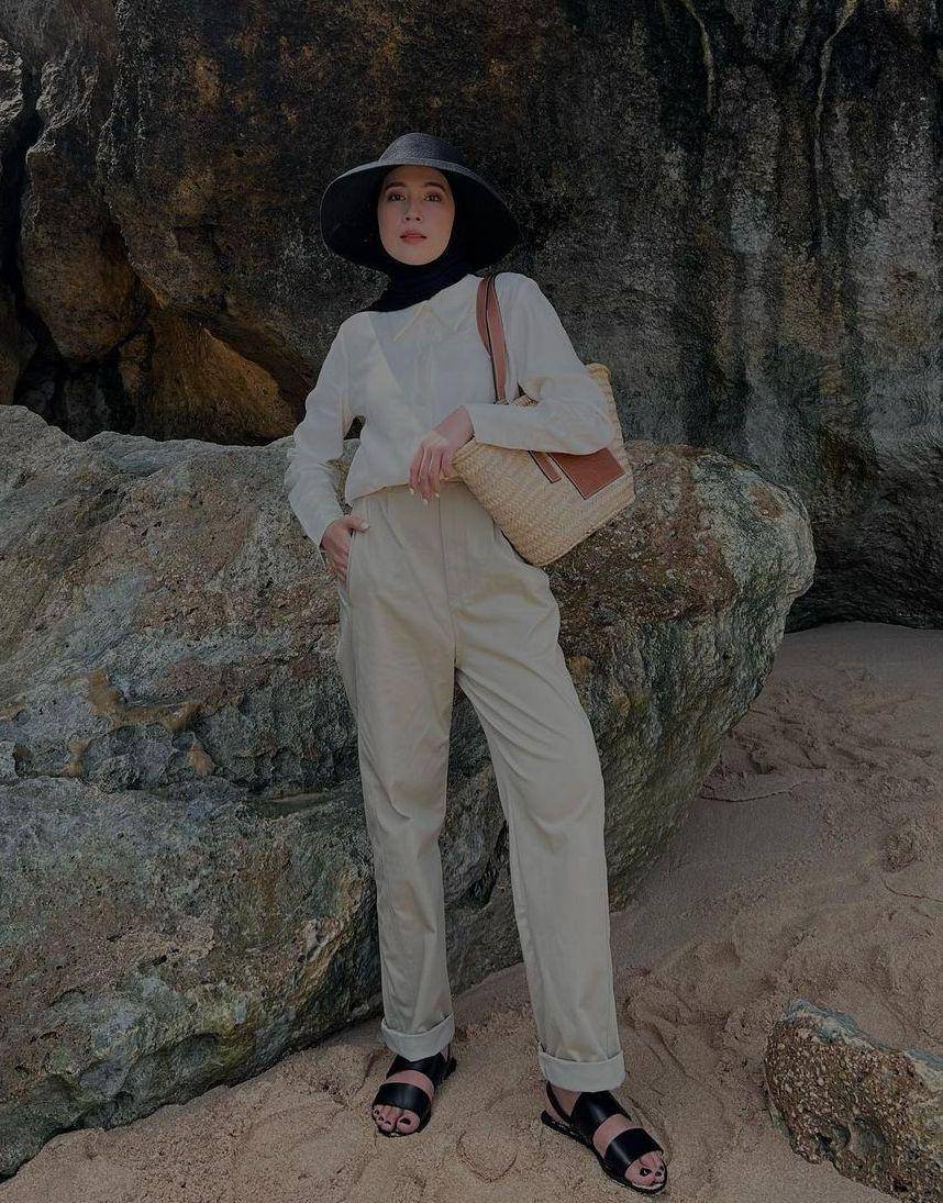 Styling topi pantai (instagram.com/ameliaelle)