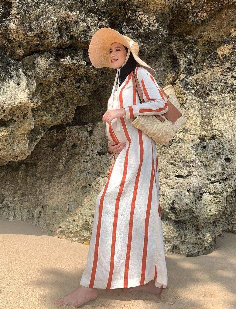 Styling topi pantai (instagram.com/ameliaelle)