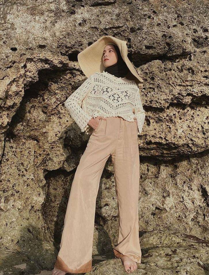Styling topi pantai (instagram.com/ameliaelle)